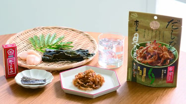 「だしひもホタテ貝ひも 都こんぶ味」の商品パッケージと盛り付け例。都こんぶやホタテ、昆布が並ぶイメージ写真｜堺市のニュースならサカイタイムズ