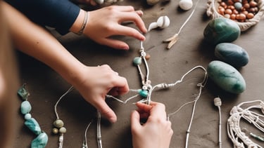 Manos elaborando joyería artesanal utilizando piedras naturales