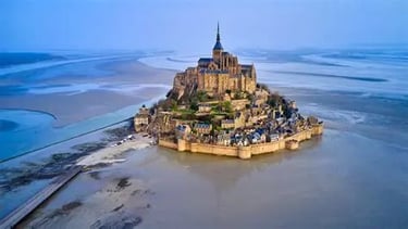 Mont Saint-Michel au milieu d'une étendue de sable