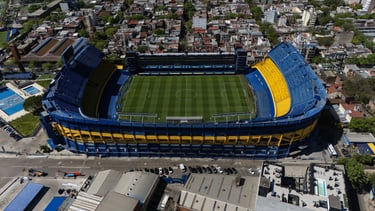 Vista aérea do estádio La Bombonera em Buenos Aires, destacando sua estrutura única e o gramado verde.