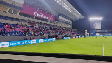 Estadio Banco Guayaquil em Quito, vista externa moderna com arquibancadas e céu aberto