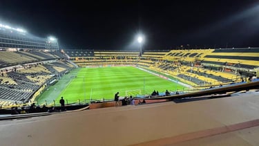 Estádio Campeón del Siglo, casa do Peñarol, visto em dia claro com arquibancadas e gramado em destaque