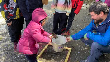 Actividad de educación ambiental con comunidades locales en el centro experimental de EcoRumbo en Ch