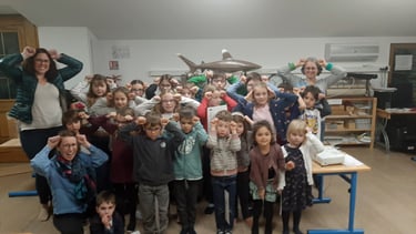 Des enfants qui font le geste du requin marteau