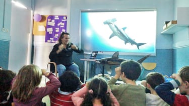 des enfants qui font le signe du requin marteau avec Alain Surina