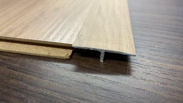 modelo de perfil T que conecta as placas de piso laminado
