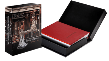 un livre avec une couverture rouge et un livre dans un coffret Art Box