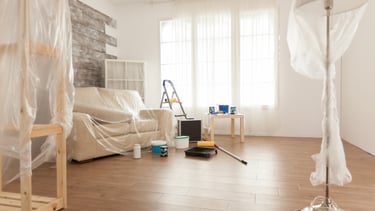 salon en travaux avec bâches de protection 
