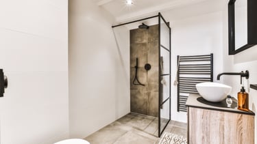 Douche à l'italienne dans une salle de bain rénovée