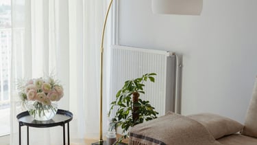 Wnętrze prostego salonu pełnego światła