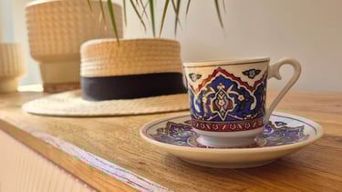 Obraz przedstawia estetycznie zaaranżowaną przestrzeń przytulnego mieszkania