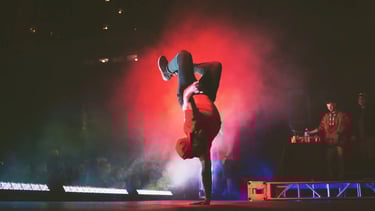 artiste qui performe sur scène