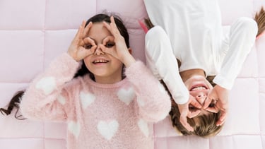 niños con regalos divertidos y originales