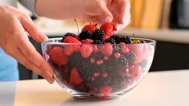 Bowl de cristal con frutos rojos