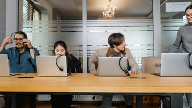 Customer support virtual assistant handling live chat and inbox messages for businesses in Toronto