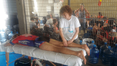 une personne masse les jambes d'un sportif