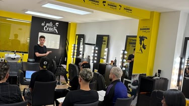 avi Lucena impartiendo una charla sobre marca personal y redes sociales