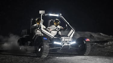 O conceito do artista da próxima geração do Veículo Lunar Terrain da NASA na superfície da Lua.
