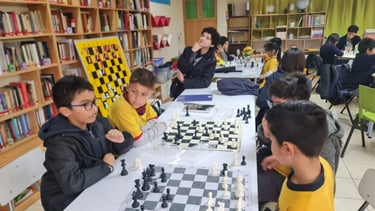 Clase de Ajedrez en el colegio los pensamientos de san bernardo 