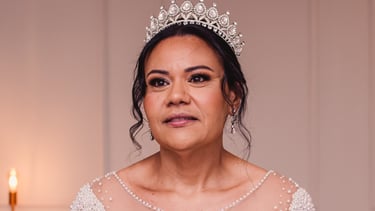 Noiva Kátia sorrindo antes da cerimônia de casamento – fotos por Ygor Vercelli