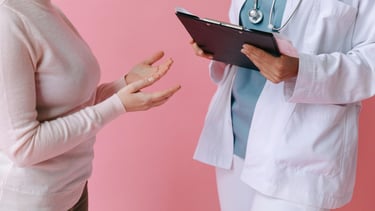 oncologo privado con paciente