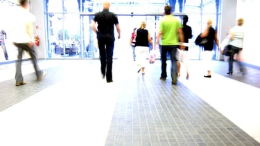 groupe de personnes à l'entrée d'un forum