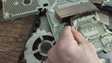 Desarme completo de carcasa de PS4 Slim y PRO para mantenimiento profundo en el banco de pruebas de MBTECNIC.