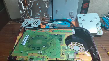 Técnicos de MBTECNIC aplicando metal líquido con hisopos en el disipador de una PS5.