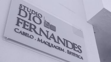 Logotipo na fachada do salão de beleza, onde se lê Studio Dio Fernanfdes