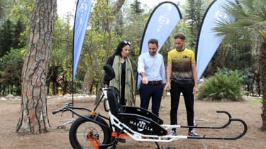 Rueda de prensa Marca Marbella presentando silla Joëlette adaptada para senderismo inclusivo