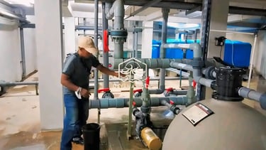 proses instalasi kolam renang oleh teknisi dayanaool