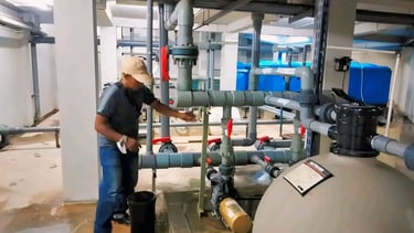 proses instalasi kolam renang oleh teknisi dayanaool