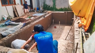 Proses pembutan kolam renang oleh tim dayanapool.