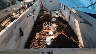 proses pembuatan kolam renang.