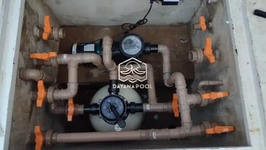 instalasi kolam renang dengan pipa berwarna biru