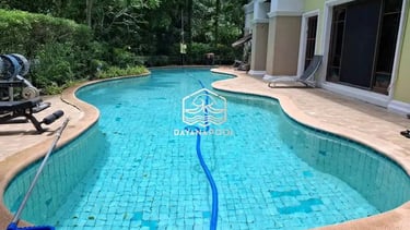 kolam renang dengan desain mewah dan sistem over flow.