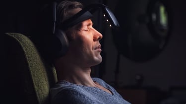 Mees kasutab neurovizar seadet