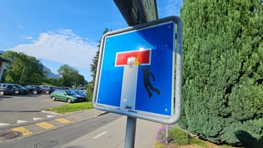 Détournement de panneaux de signalisation représentant un basketteur sur un panneau sans issue.
