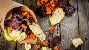 Vegetales deshidratados presentados en un cono de papel madera: zanahoria, remolacha, otros.