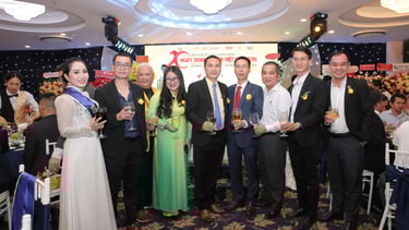 Các doanh nhân giao lưu với nhau