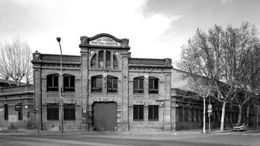 Vintage black and white photo of the industrial La Union Metalurgica brick building in Barcelona.