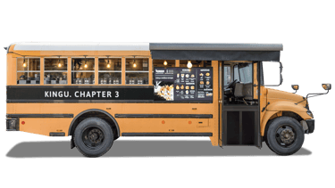 Mokyklinis amerikietiškas autobusas, perdarytas į food trucka, virtuvę ant ratų.