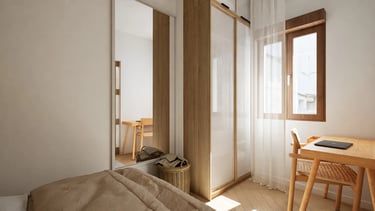 Dormitorio compacto con escritorio de madera, armario traslúcido y ventana.