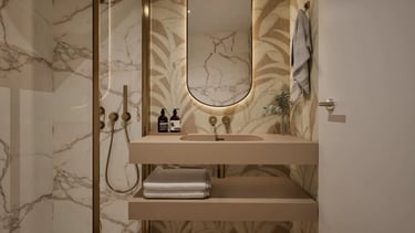 Render 3D de baño pequeño con ducha de mármol, lavabo suspendido y grifería en acabado dorado.