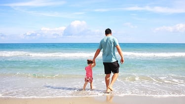 Paseo en familia por la Playa de la Malvarrosa