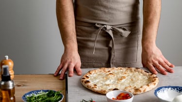 ragazzo con una base pizza da cucinare