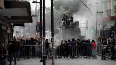 Personal de seguridad privada resguardando un evento masivo