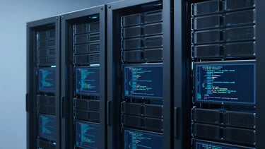 Ingénieurs travaillant dans un centre de données moderne, racks de serveurs haut de gamme en arrière-plan, écrans affichant du code, éclairage de studio bleu froid, composition minimaliste, objectif 50mm.