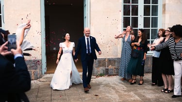 couple de mariés qui sort de la mairie