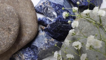 piedras preciosas con flores